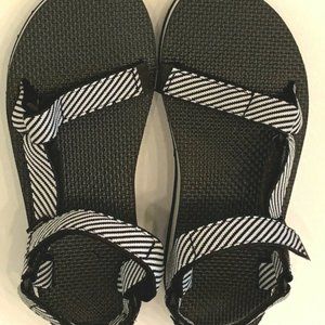NWOT Teva Flatform Universal B&W Stripe Size 8
